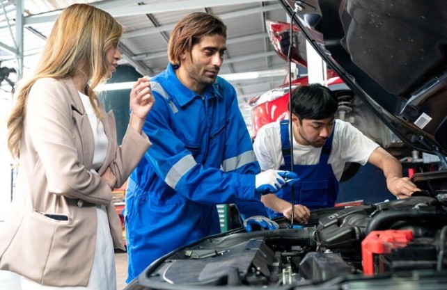 Technician performing car maintenance at Authorised Maruti Service Centre in Thane